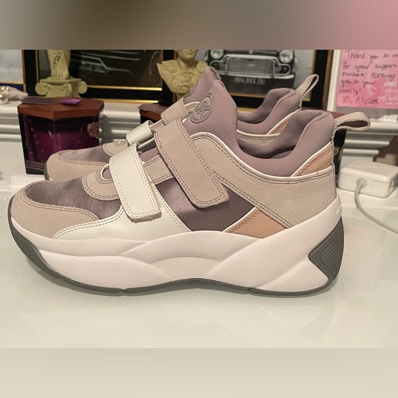 Brand new Authentic Micheal kors sneakers size 9 ❤️❤️ - Picture 2 of 8